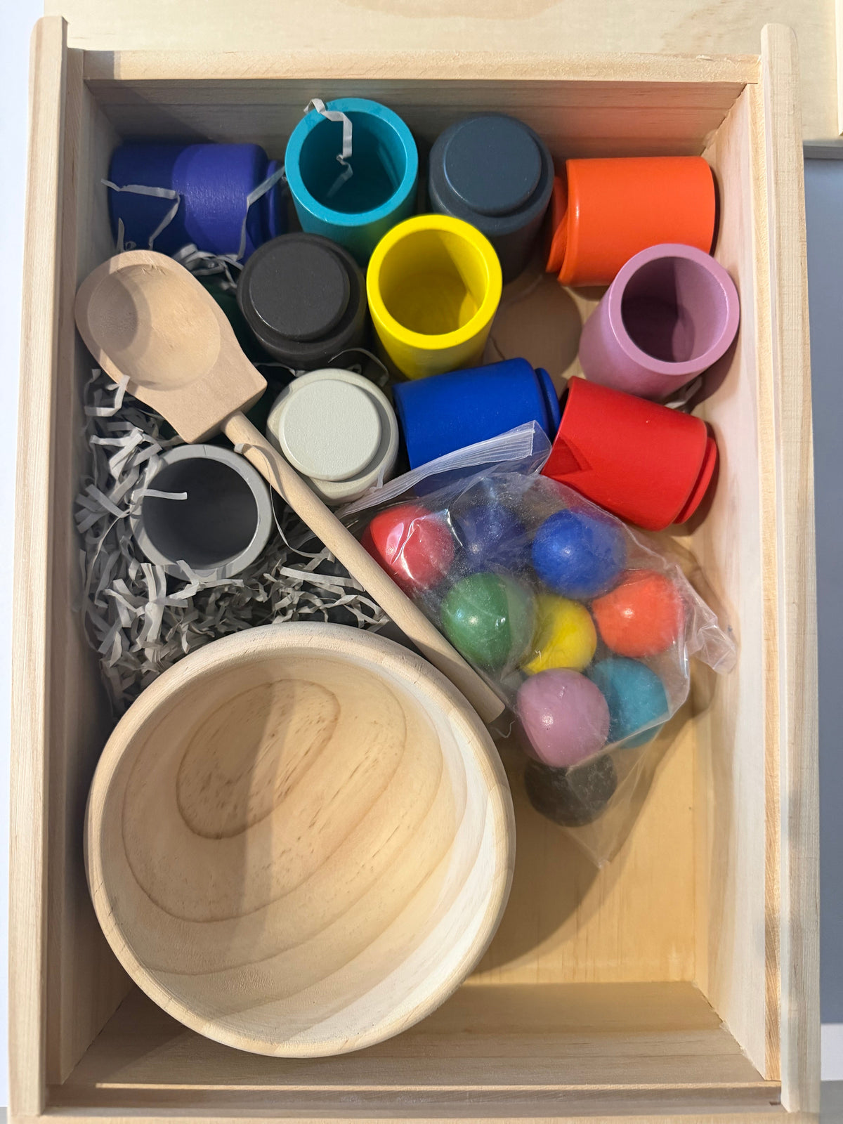 Kugel Sortier- und Zuordnungsspiel aus Holz mit 12 Farben – Puzzle für Farberkennung - im Holz Geschenkbox