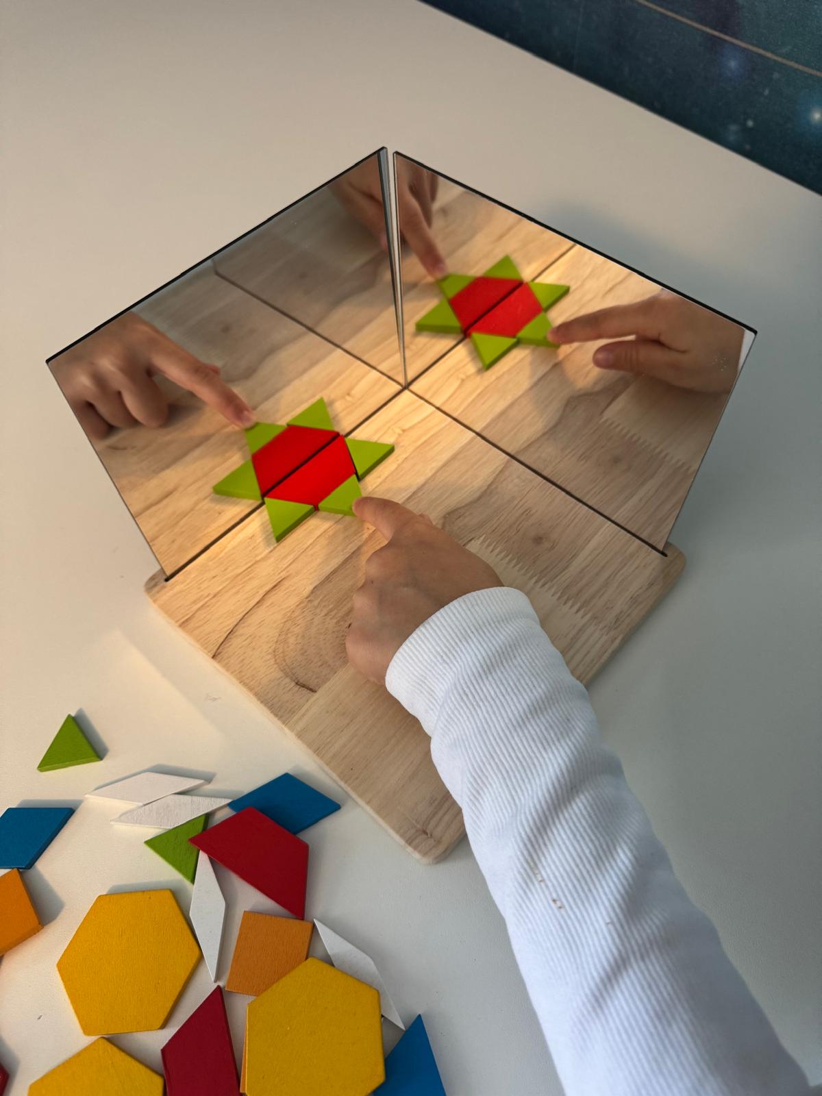 Symmetrie Spiel aus Holz mit Spiegel