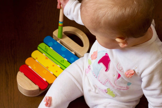 NEWS: Die Bedeutung von Babyspielen für ihre motorische und geistige Entwicklung