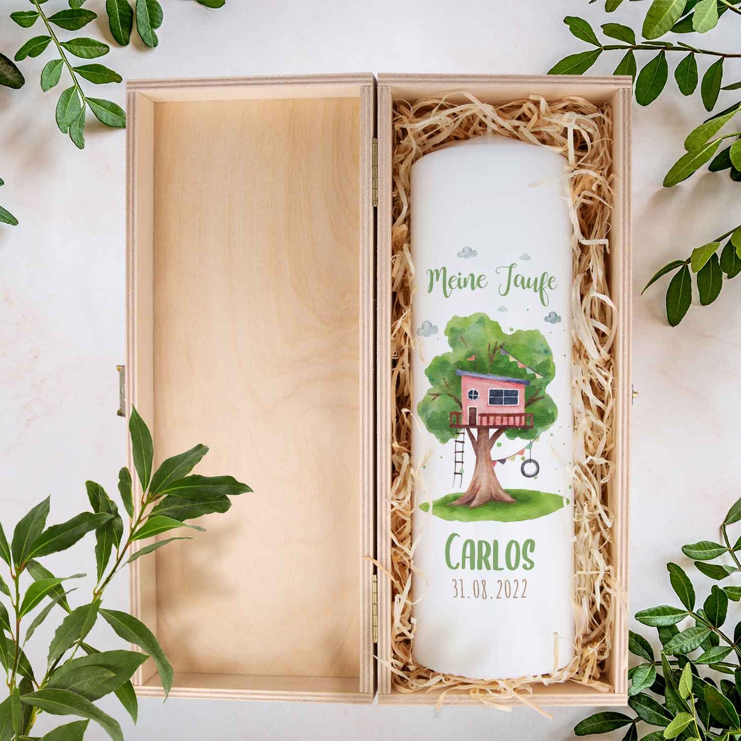 Große Kerze "Baumhaus" - Taufkerze mit Namen, Datum & Wunschtext