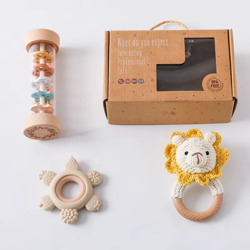KidzzCamp Baby-Geschenkbox 3-teilig – umhäkelte Rassel, Sanduhr-Rassel & Beißring