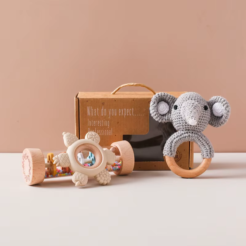KidzzCamp Baby-Geschenkbox 3-teilig – umhäkelte Rassel, Sanduhr-Rassel & Beißring