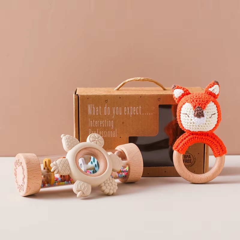 KidzzCamp Baby-Geschenkbox 3-teilig – umhäkelte Rassel, Sanduhr-Rassel & Beißring