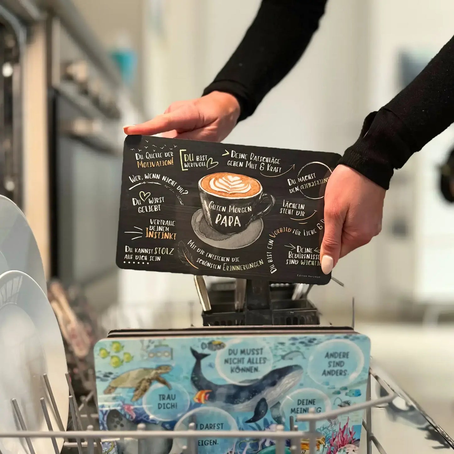 Geschenkset für Eltern: liebevolles Frühstücksbrettchen-Set für Mama und Papa mit individualisierbarem Holzhalter