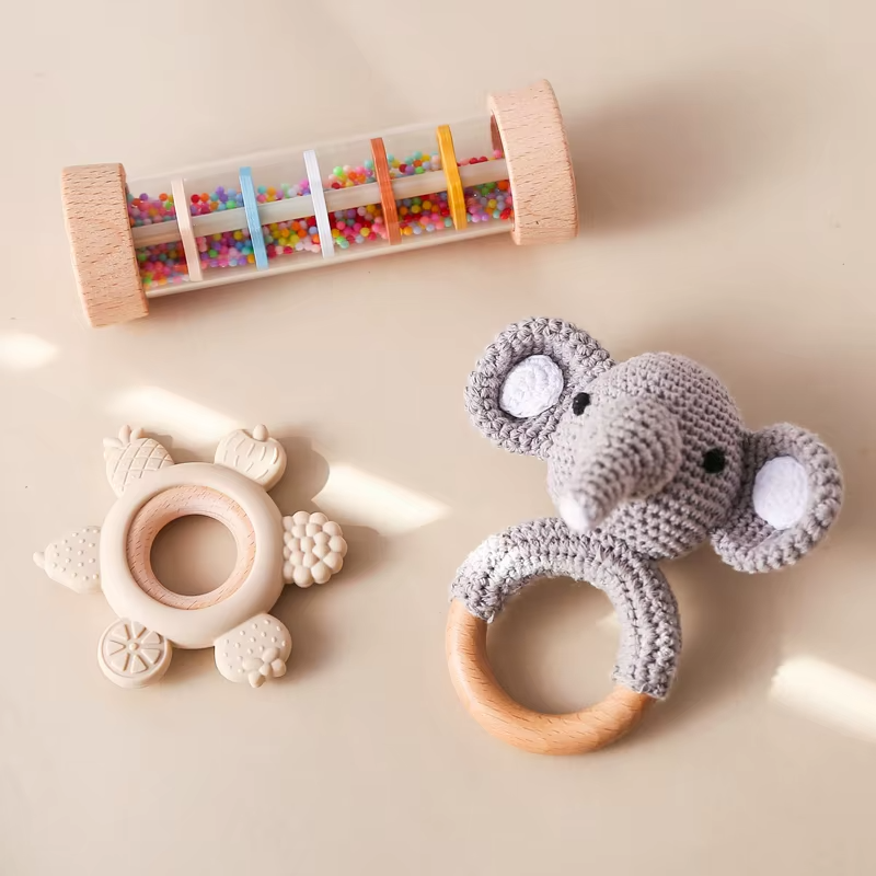 KidzzCamp Baby-Geschenkbox 3-teilig – umhäkelte Rassel, Sanduhr-Rassel & Beißring