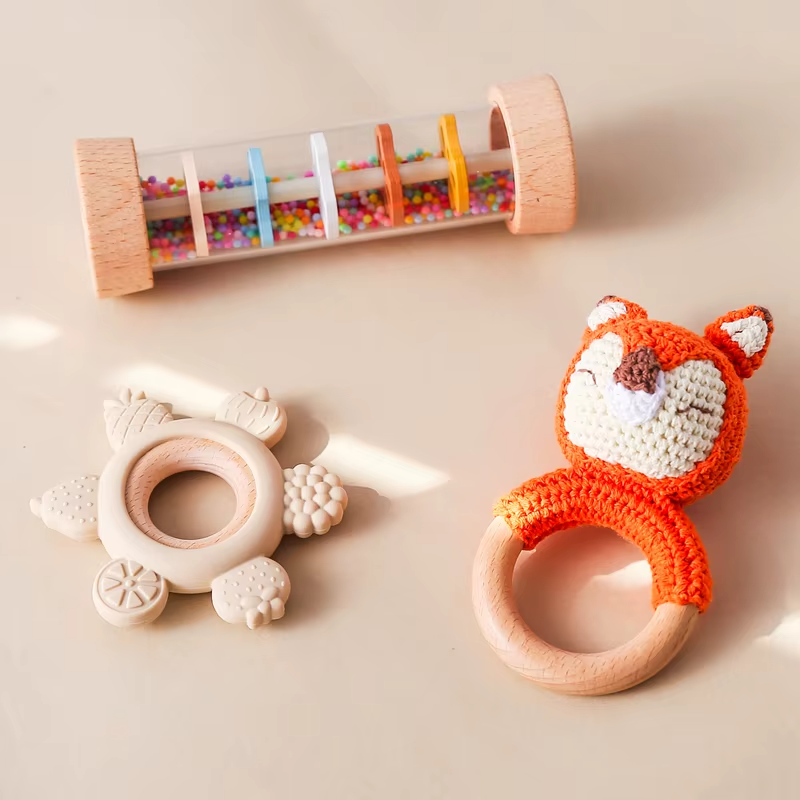 KidzzCamp Baby-Geschenkbox 3-teilig – umhäkelte Rassel, Sanduhr-Rassel & Beißring