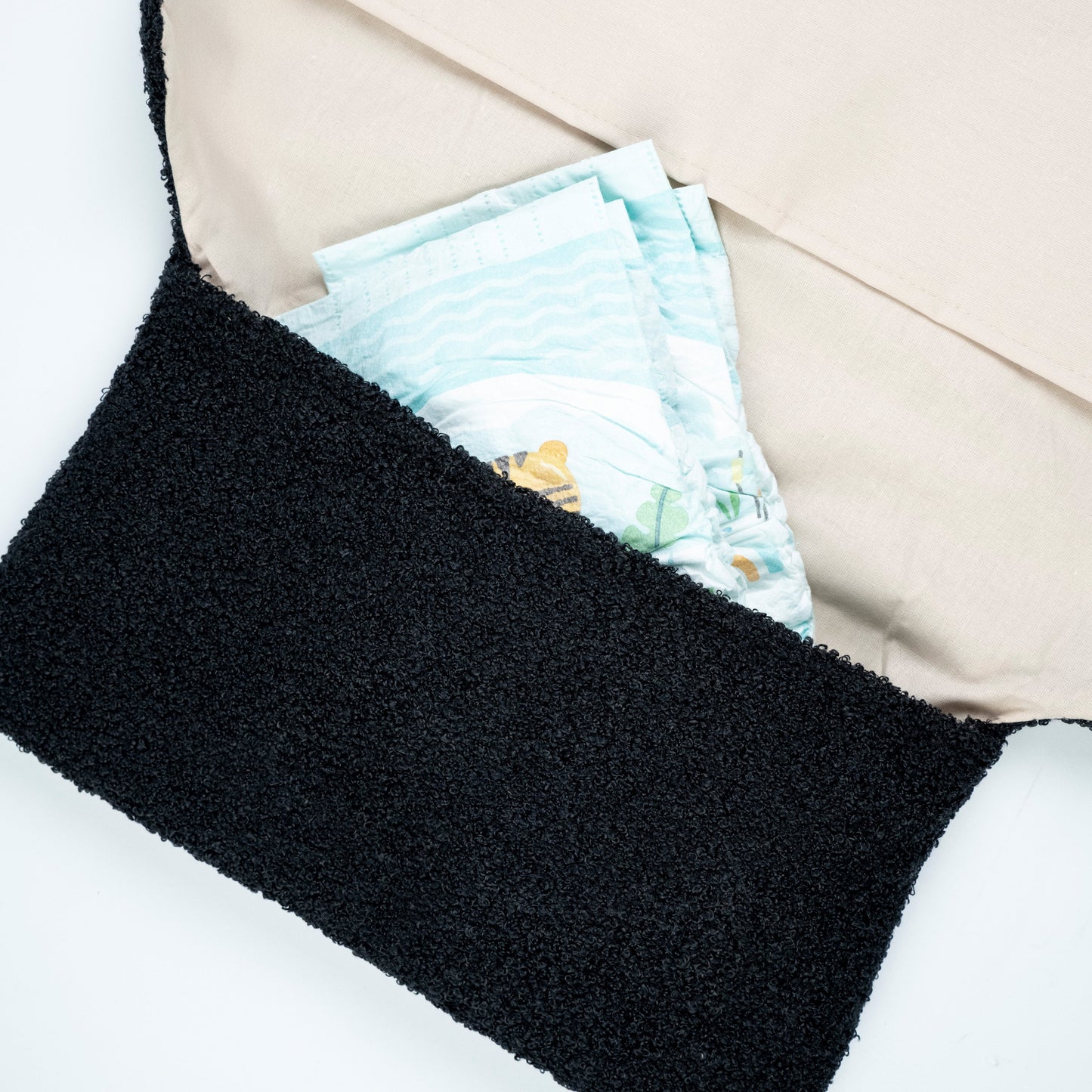 Wickelunterlage Teddystoff Bouclé – Windeltasche für unterwegs inkl. Feuchttücher Tasche