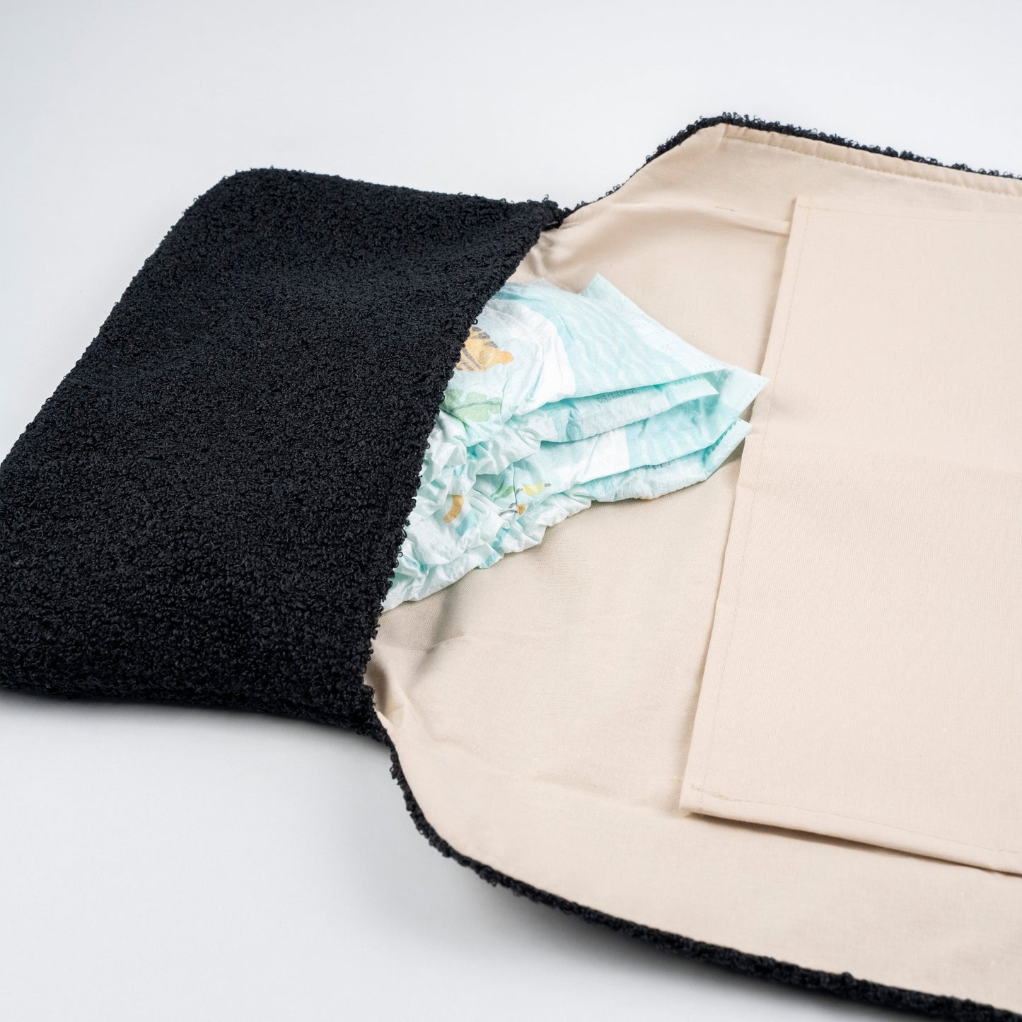Wickelunterlage Teddystoff Bouclé – Windeltasche für unterwegs inkl. Feuchttücher Tasche