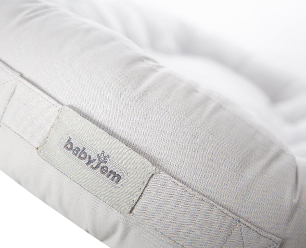 Babyjem Babynest "My First Bed" mit Spielbogen und Rassel