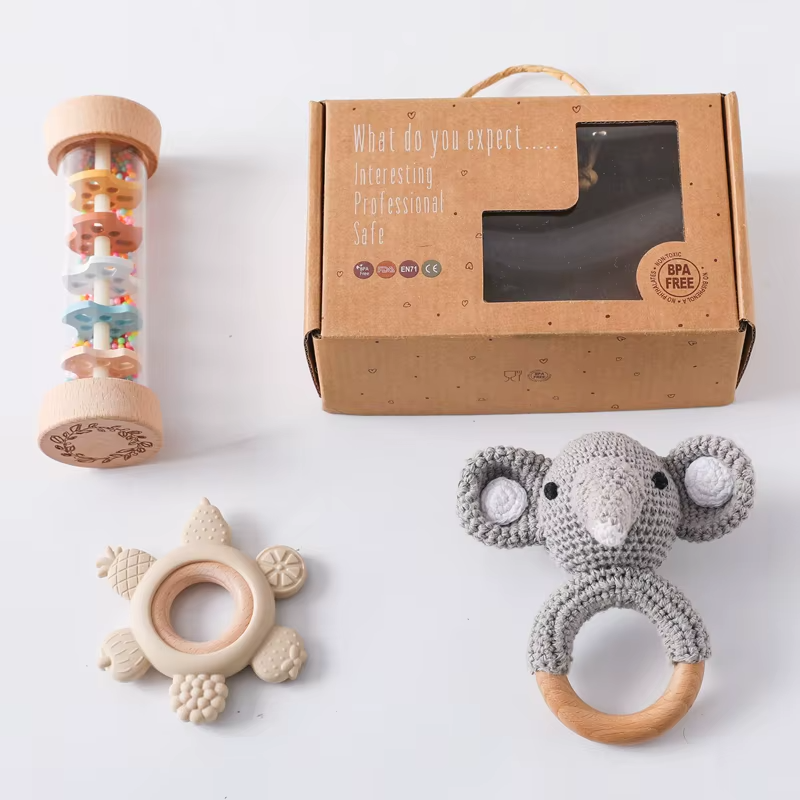 KidzzCamp Baby-Geschenkbox 3-teilig – umhäkelte Rassel, Sanduhr-Rassel & Beißring