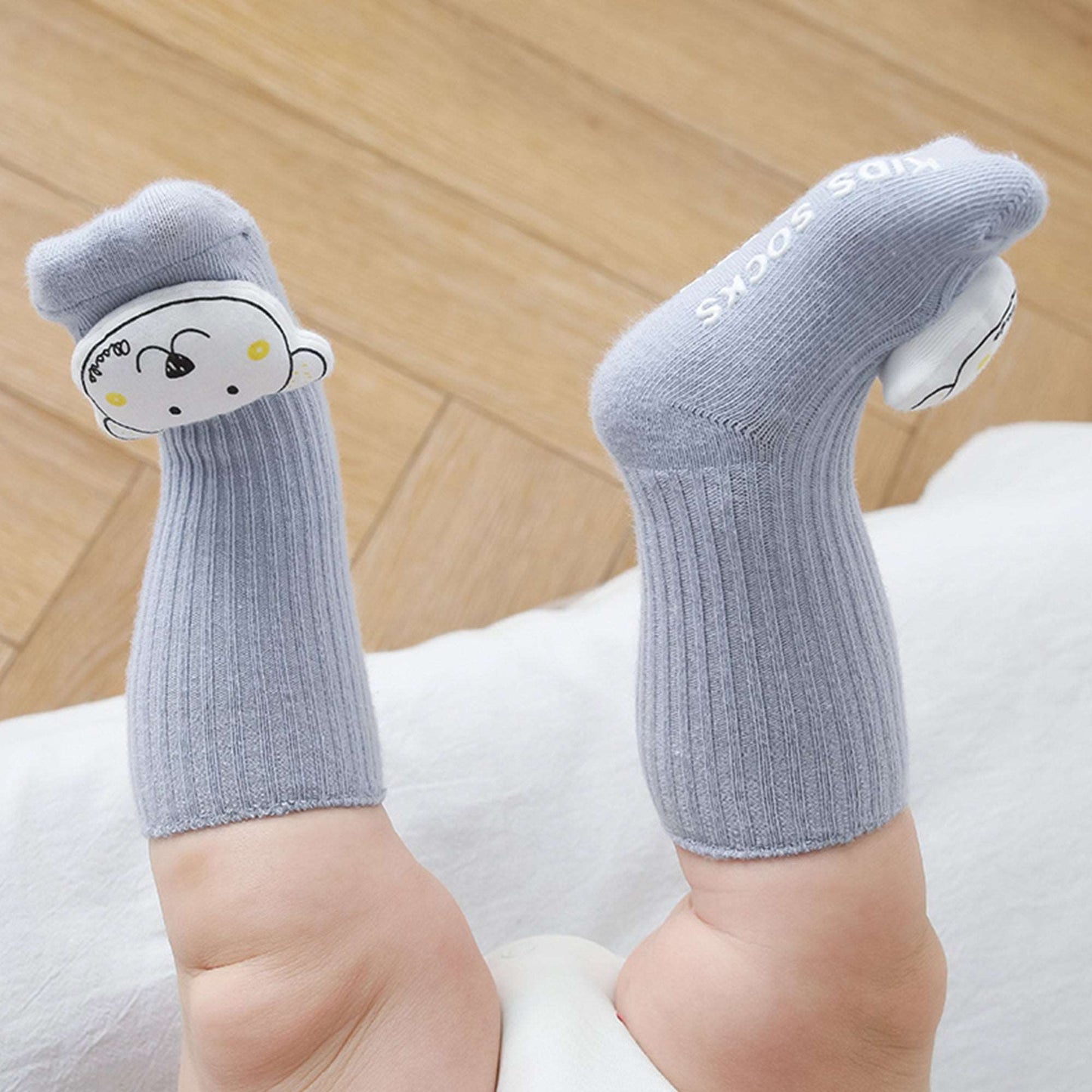 Baby-Geschenkset: Schmusetuch, Lätzchen & Socken in Geschenkbox