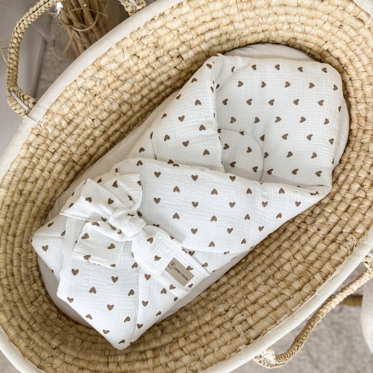 Babyhörnchen Musselin Herzen braun mit Schleife – Puckdecke & Einschlagdecke