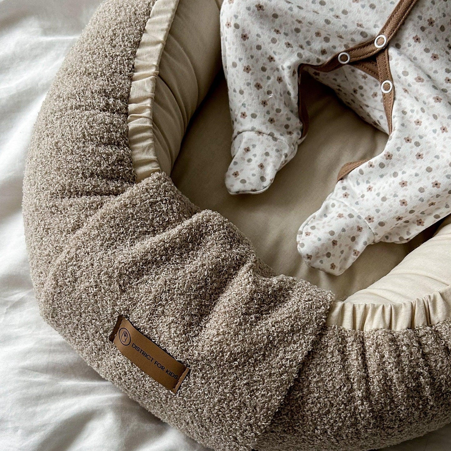 Babynestchen Teddystoff-Bouclé – mitwachsender Baby-Kokon