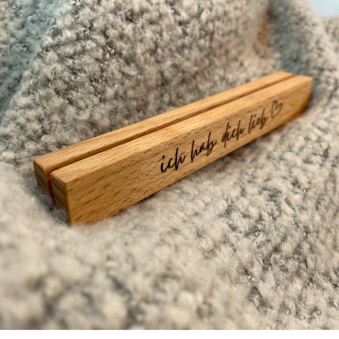 Geschenkset für Eltern: liebevolles Frühstücksbrettchen-Set für Mama und Papa mit individualisierbarem Holzhalter