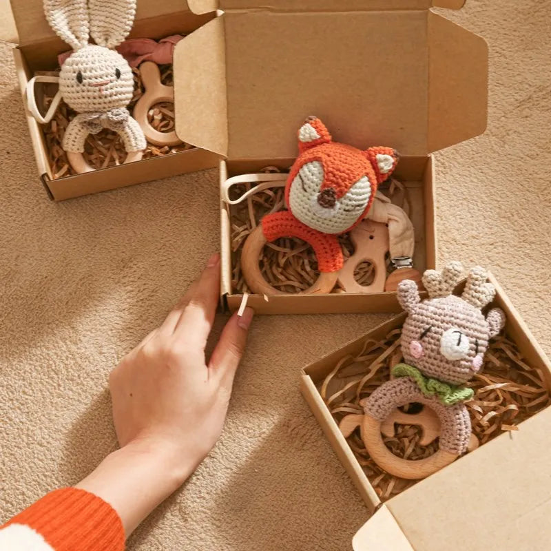 KidzzCamp Baby-Geschenkbox 3-teilig gehäkelte Rassel