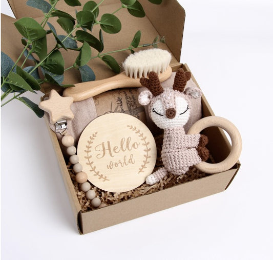 KidzzCamp Elch seitlich KidzzCamp Baby-Geschenkbox 5-teilig mit Musselin-Pucktuch 120 x 120 cm