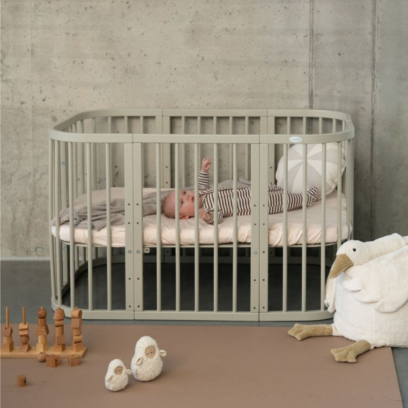 Babybett 7-in-1 – Ein Bett für viele Jahre - mitwachsend | Quadratische Form