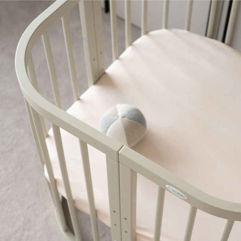 Babybett 7-in-1 – Ein Bett für viele Jahre - mitwachsend | Quadratische Form