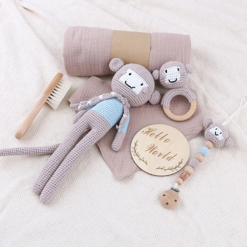 KidzzCamp Baby-Geschenkbox 7-teilig mit gehäkeltem Plüschtier und Musselintuch