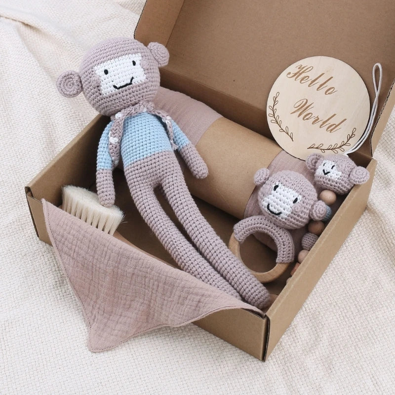 KidzzCamp Baby-Geschenkbox 7-teilig mit gehäkeltem Plüschtier und Musselintuch