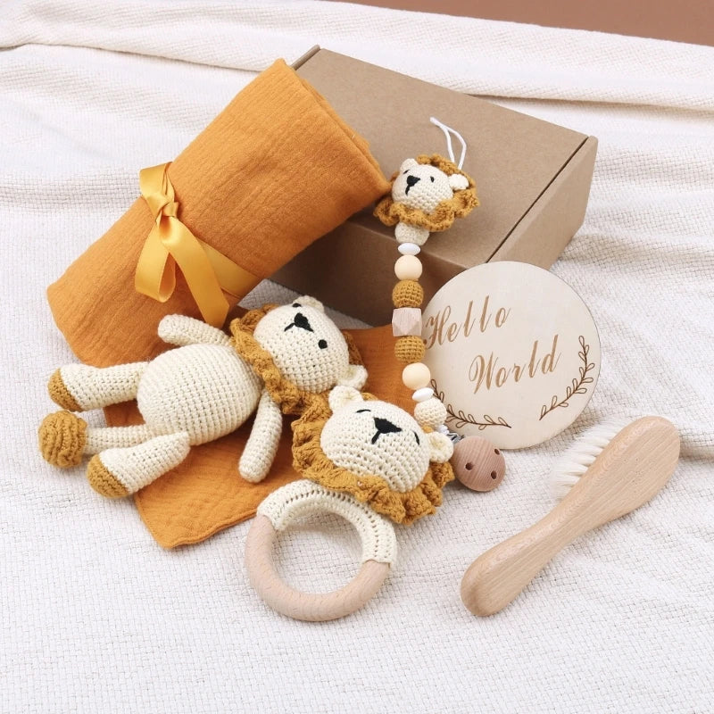 KidzzCamp Baby-Geschenkbox 7-teilig mit gehäkeltem Plüschtier und Musselintuch
