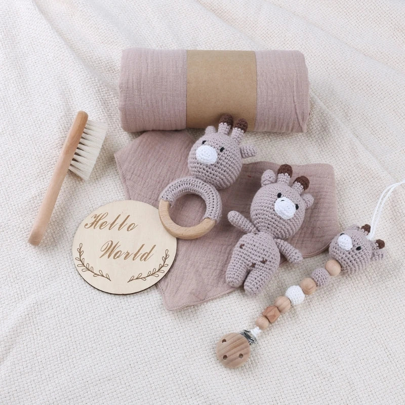 KidzzCamp Baby-Geschenkbox 7-teilig mit gehäkeltem Plüschtier und Musselintuch