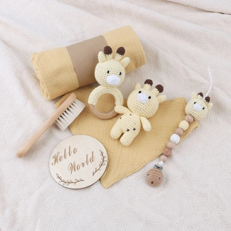 KidzzCamp Baby-Geschenkbox 7-teilig mit gehäkeltem Plüschtier und Musselintuch