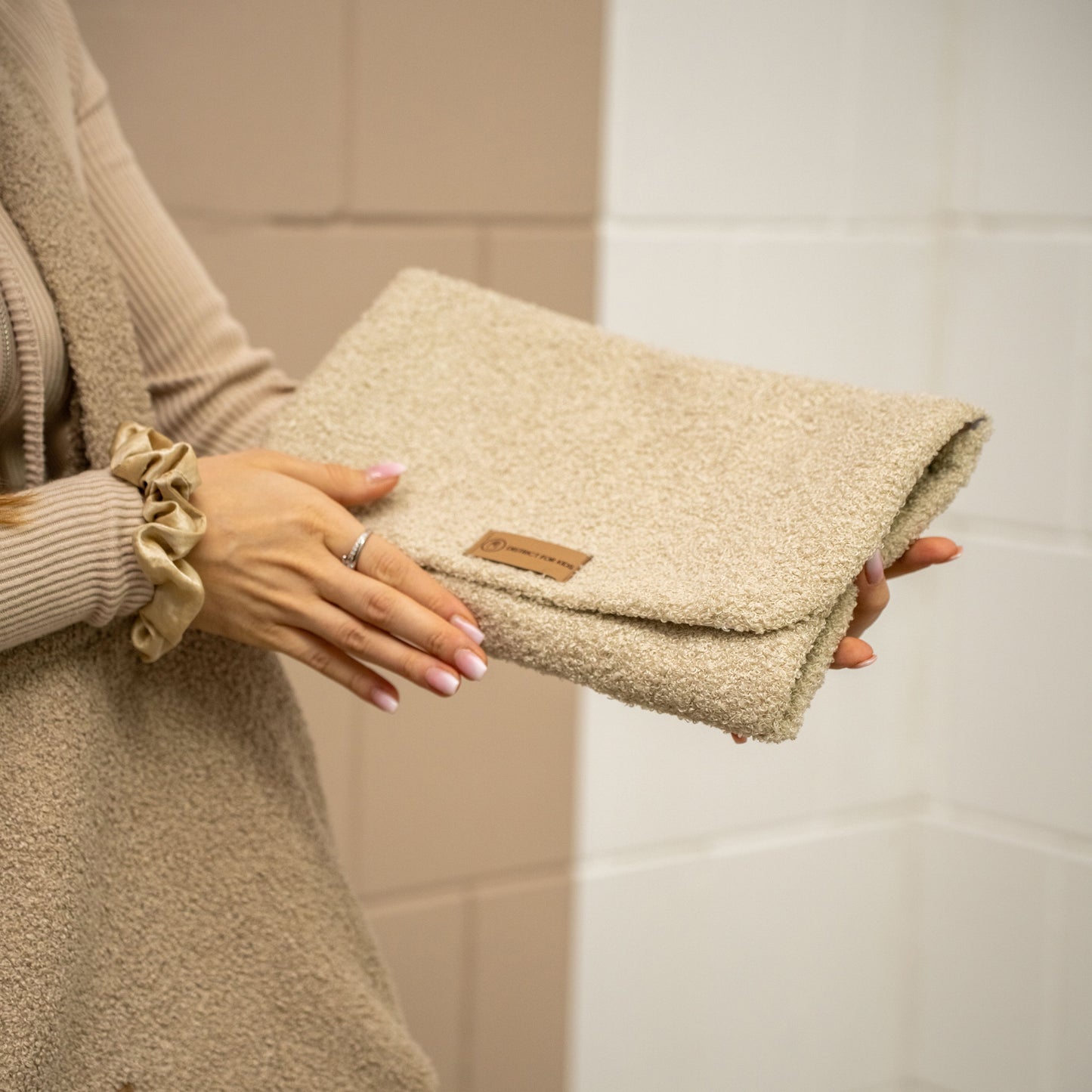 Wickelunterlage Teddystoff Bouclé – Windeltasche für unterwegs inkl. Feuchttücher Tasche