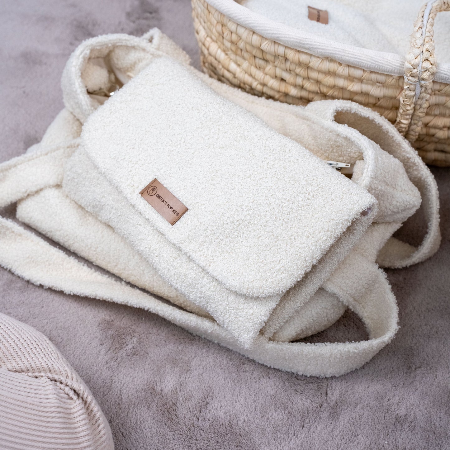 Wickelunterlage Teddystoff Bouclé – Windeltasche für unterwegs inkl. Feuchttücher Tasche