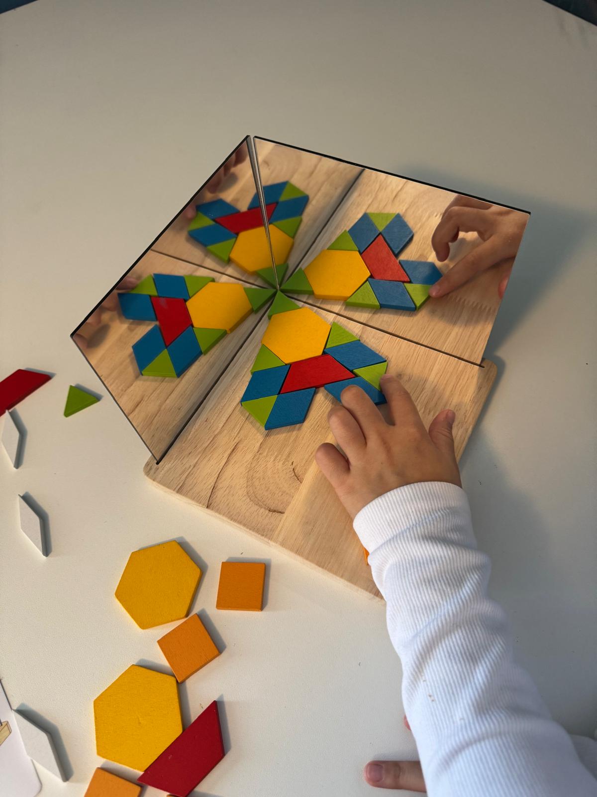 Symmetrie Spiel aus Holz mit Spiegel