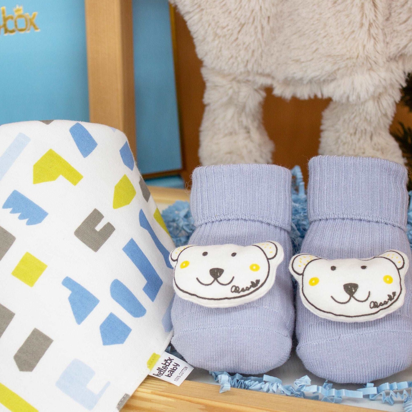 Baby-Geschenkset: Schmusetuch, Lätzchen & Socken in Geschenkbox