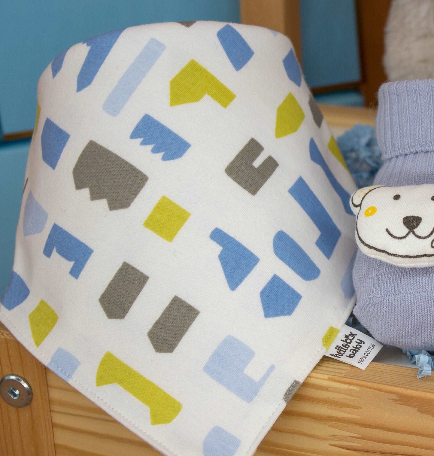 Baby-Geschenkset: Schmusetuch, Lätzchen & Socken in Geschenkbox