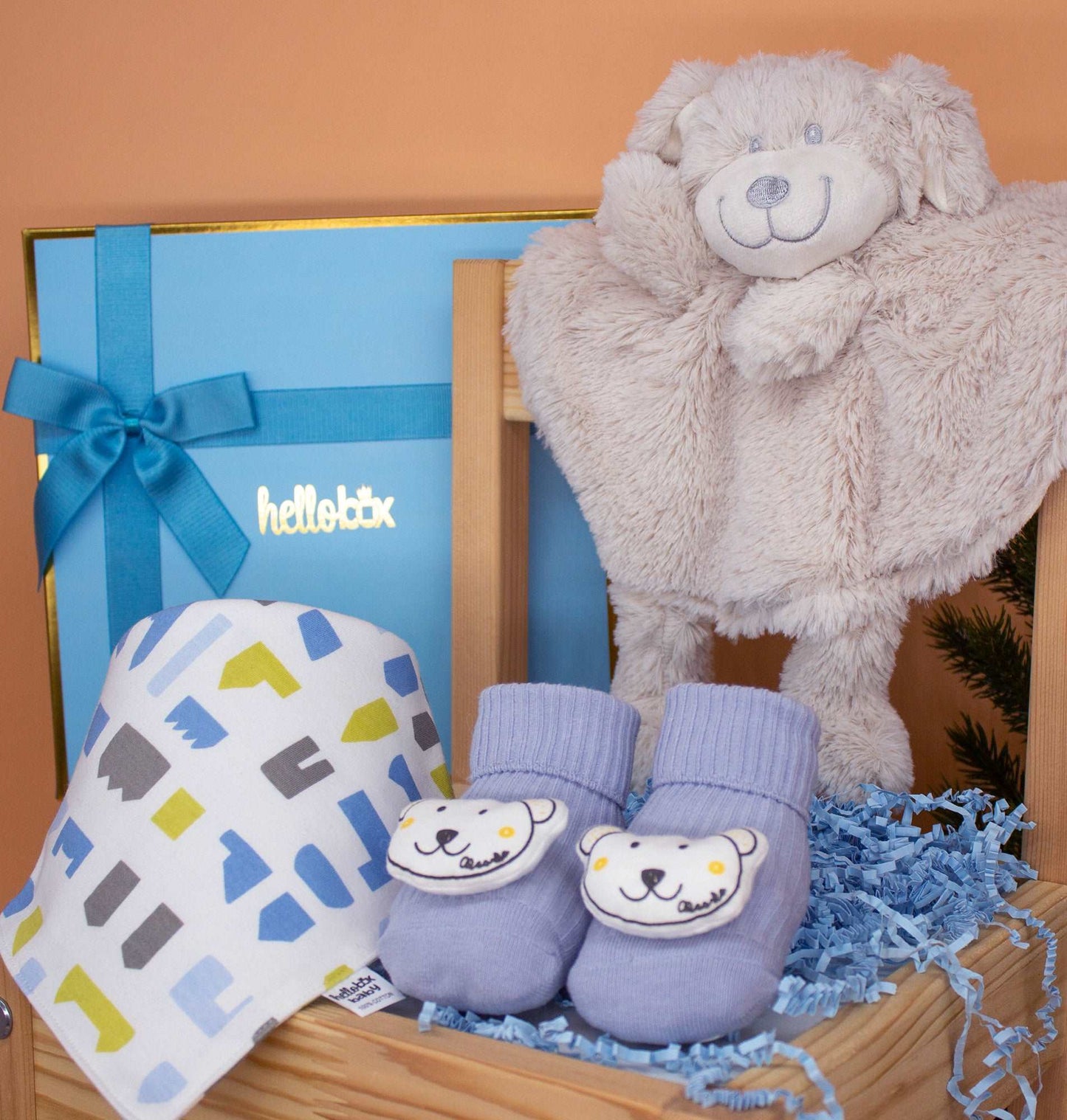 Baby-Geschenkset: Schmusetuch, Lätzchen & Socken in Geschenkbox