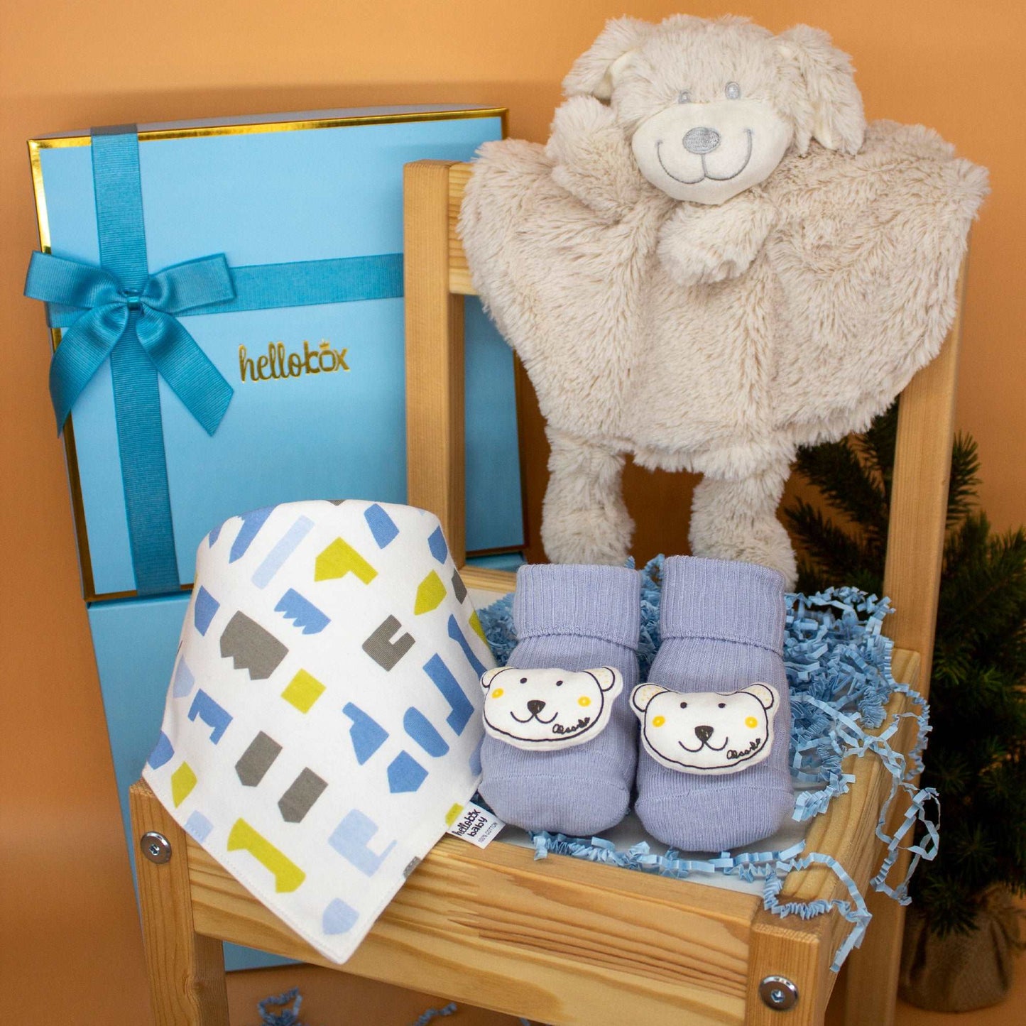 Baby-Geschenkset: Schmusetuch, Lätzchen & Socken in Geschenkbox